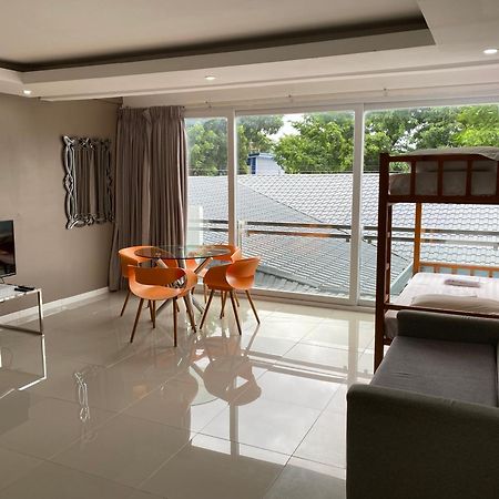Chequers Suites Subic Bay Olongapo Exterior foto